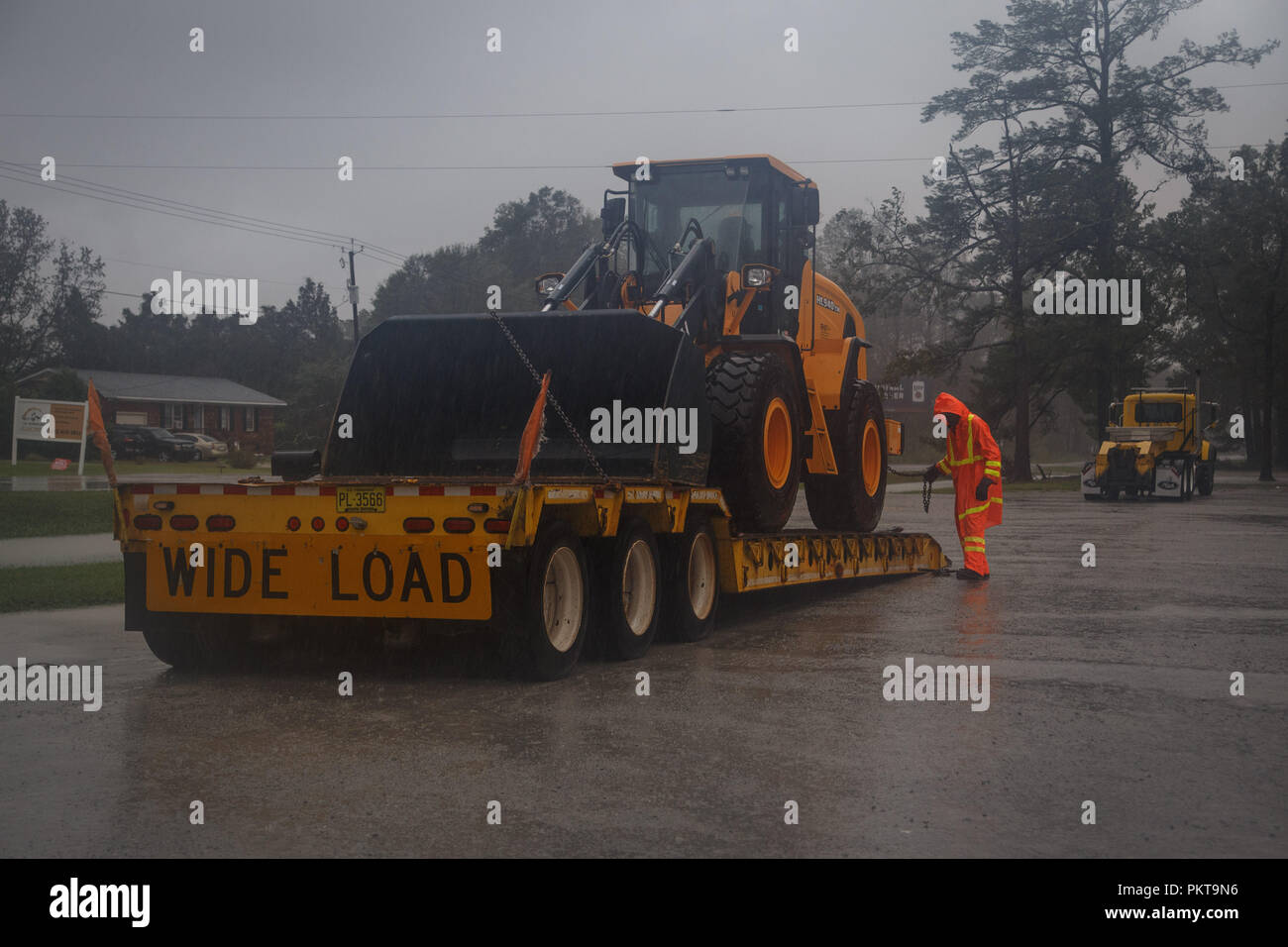 Vanceboro, NC, USA. 14 Sep, 2018. Ein Arbeiter bereitet eine schwere Frontlader Straßen überschwemmt klar entlang US-17 in der Nähe von Vanceboro, NC, wie Hurrikan Florence zerschlägt die Region, 14. September 2018. Quelle: Michael Candelori/ZUMA Draht/Alamy leben Nachrichten Stockfoto