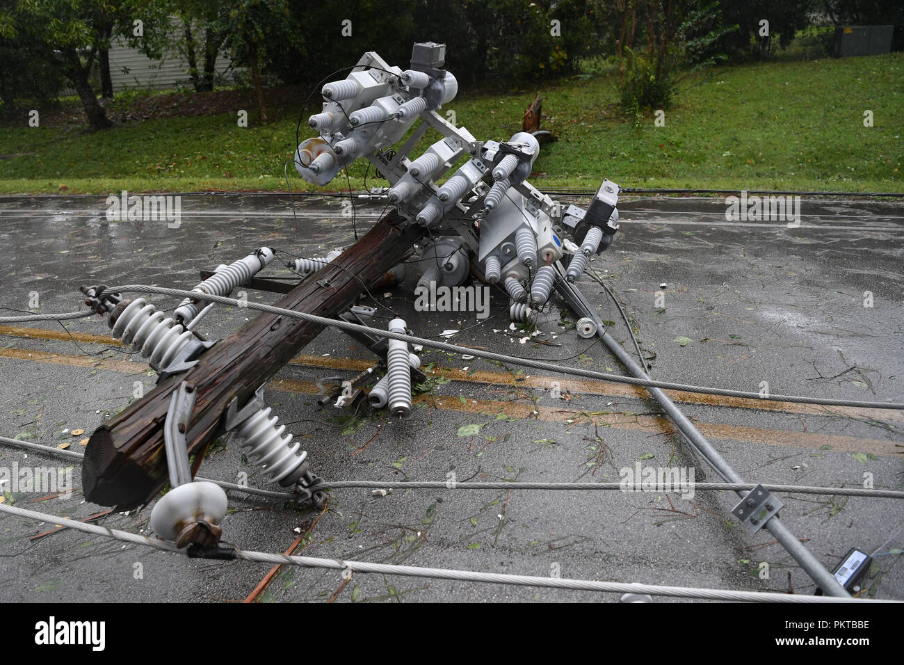 Washington, USA. 14 Sep, 2018. Ein gefallener Kabel Pol liegt auf einer Straße in River Bend, North Carolina, USA, Sept. 14, 2018. Mindestens fünf Menschen sind bisher in der Nachmahd des Hurrikans Florenz, die Freitag Nachmittag zu einem tropischen Sturm mit Windgeschwindigkeiten von 70 mph (110 km/h entlang der US-Ostküste herabgestuft wurde getötet. Quelle: Liu Jie/Xinhua/Alamy leben Nachrichten Stockfoto