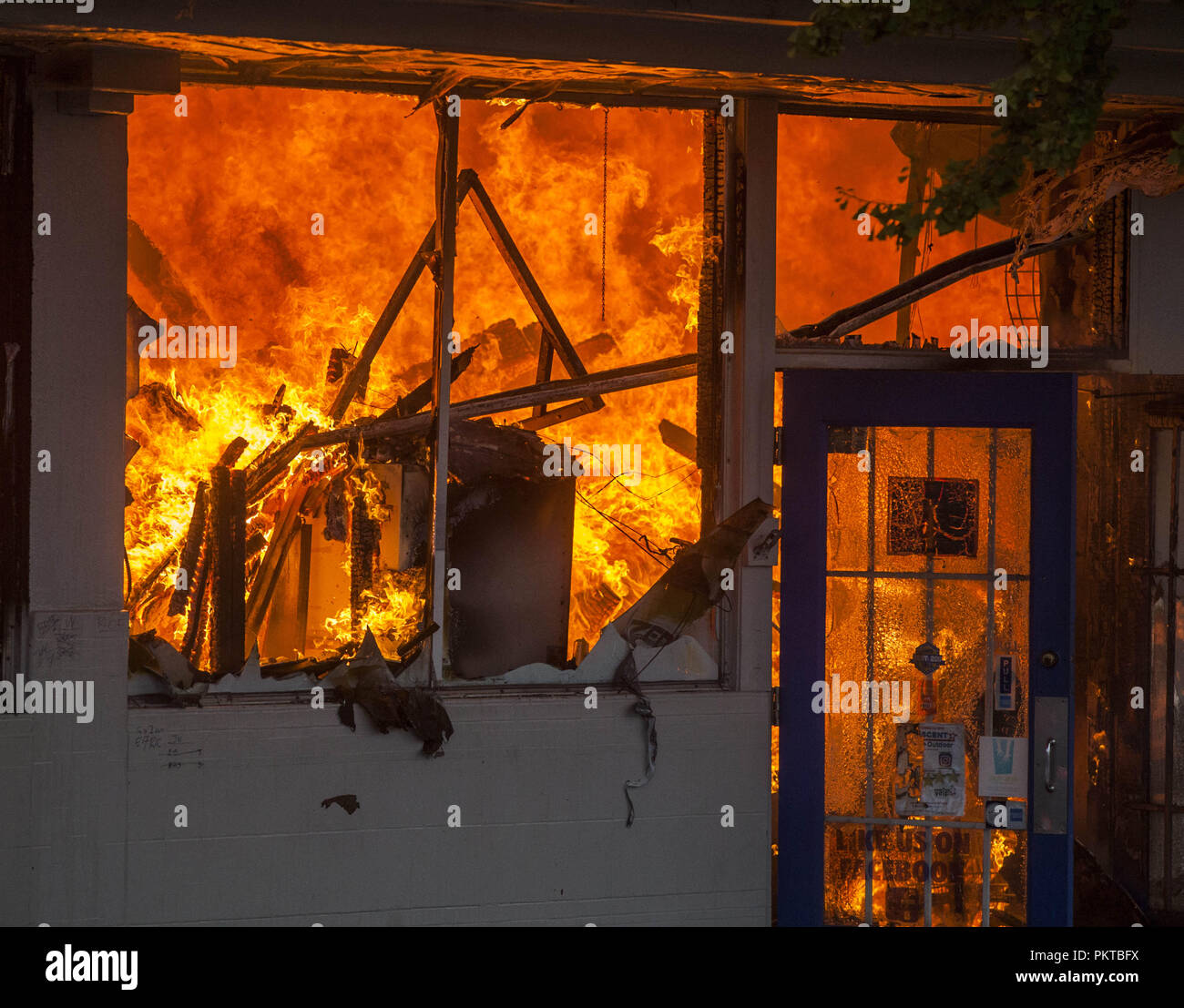 Modesto, Kalifornien, USA 14 Sep, 2018. Feuer tobt durch Crescent Arbeiten & Outdoor als Feuerwehrmänner arbeiten, den Brand zu kontrollieren. Modesto Feuerwehr zusammen mit mehreren anderen Feuerwehren reagierten auf einen 5 Alarm Feuer an der Ecke ich Straße und 8., bei Halbmond Arbeiten & Outdoor Freitag, September 14, 2018. Credit: Marty Bicek/ZUMA Draht/Alamy leben Nachrichten Stockfoto