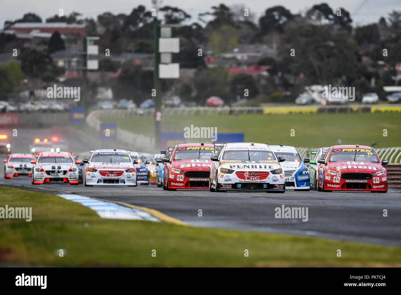 Sandown Raceway, Melbourne, Australien. 15 Sep, 2018. Gesindel Club Sandown 500 Motor Racing; David Reynolds treibt die Erebus Penrite Racing Holden Commodore ZB, Andre Heimgartner treibt die Plus Fitness Racing Nissan Altima und Fabian Coulthard treibt die Shell V-Power Racing Team Ford Falcon FG X in der ersten Runde des zweiten Rennen für Grid Credit: Aktion plus Sport/Alamy leben Nachrichten Stockfoto