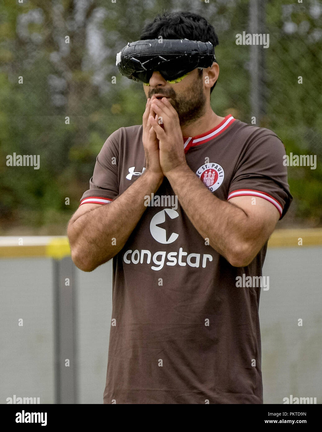 15 September 2018, Hamburg: serdal Celebi, FC St. Pauli footballer für Blinde, ist auf dem Platz an der 11 blinde Fußball-Meister auf dem Gelände des Bildungszentrum für Blinde und Sehbehinderte am Borgweg. Celebi ist der erste blinde Fußball Spieler für das "Tor des Monats" der ARD Sportschau nominiert zu werden. Foto: Axel Heimken/dpa Stockfoto