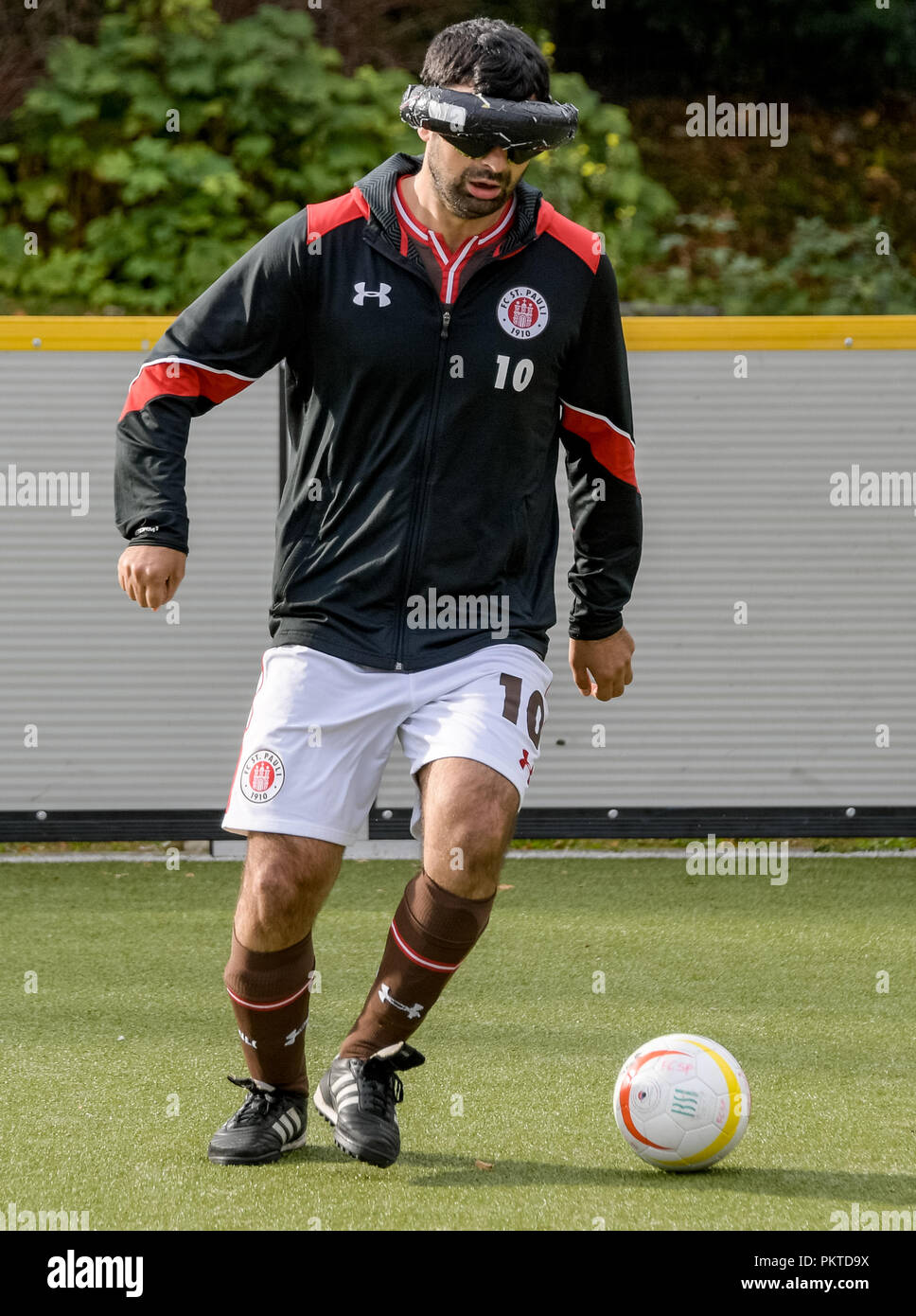 15 September 2018, Hamburg: serdal Celebi, FC St. Pauli footballer für Blinde, spielt einen Ball an der 11 blinde Fußball-Meister auf dem Gelände des Bildungszentrum für Blinde und Sehbehinderte Borgweg bin. Celebi ist der erste blinde Fußball Spieler für das "Tor des Monats" der ARD Sportschau nominiert zu werden. Foto: Axel Heimken/dpa Stockfoto