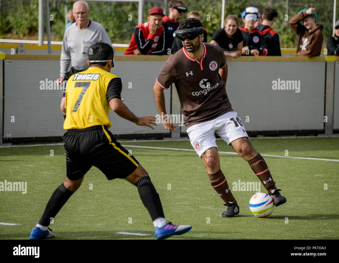 15 September 2018, Hamburg: serdal Celebi (2. von rechts), FC St. Pauli footballer für Blinde, spielt an der 11 blinde Fußball-Meister auf dem Gelände des Bildungszentrum für Blinde und Sehbehinderte Borgweg bin. Celebi ist der erste blinde Fußball Spieler für das "Tor des Monats" der ARD Sportschau nominiert zu werden. Foto: Axel Heimken/dpa Stockfoto