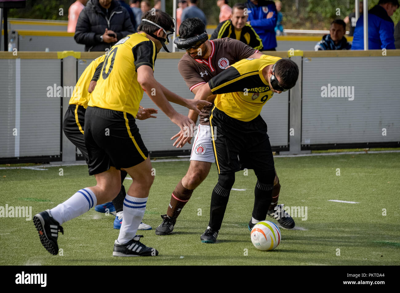 15 September 2018, Hamburg: serdal Celebi (2. von rechts), FC St. Pauli footballer für Blinde, spielt an der 11 blinde Fußball-Meister auf dem Gelände des Bildungszentrum für Blinde und Sehbehinderte Borgweg bin. Celebi ist der erste blinde Fußball Spieler für das "Tor des Monats" der ARD Sportschau nominiert zu werden. Foto: Axel Heimken/dpa Stockfoto