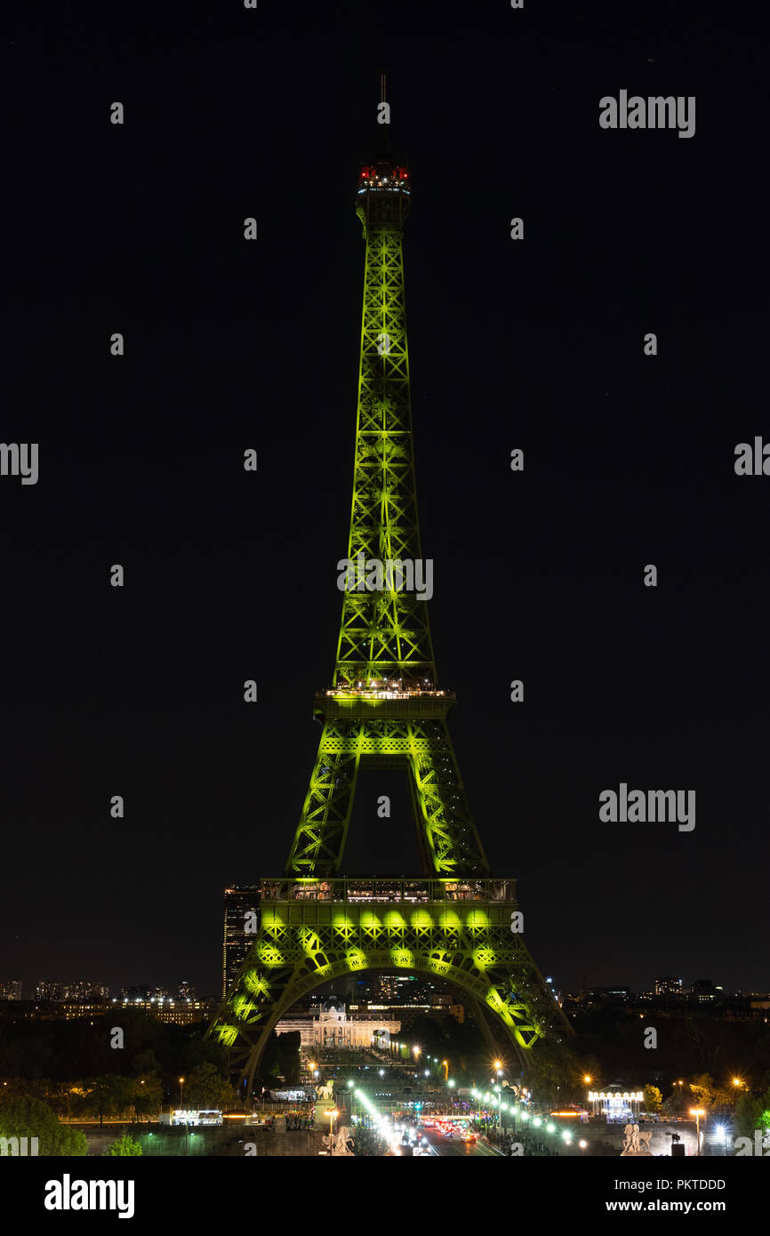 Paris, Frankreich. 14, September, 2018. Eine Lichtshow auf dem Eiffelturm. Von Motoko Ishii und Akari-Lisa Ishii für Japonismes 2018, eine kulturelle Veranstaltung der 160. Jahrestag der diplomatischen Beziehungen zwischen Japan und Frankreich zu feiern. © David Bertho/Alamy leben Nachrichten Stockfoto