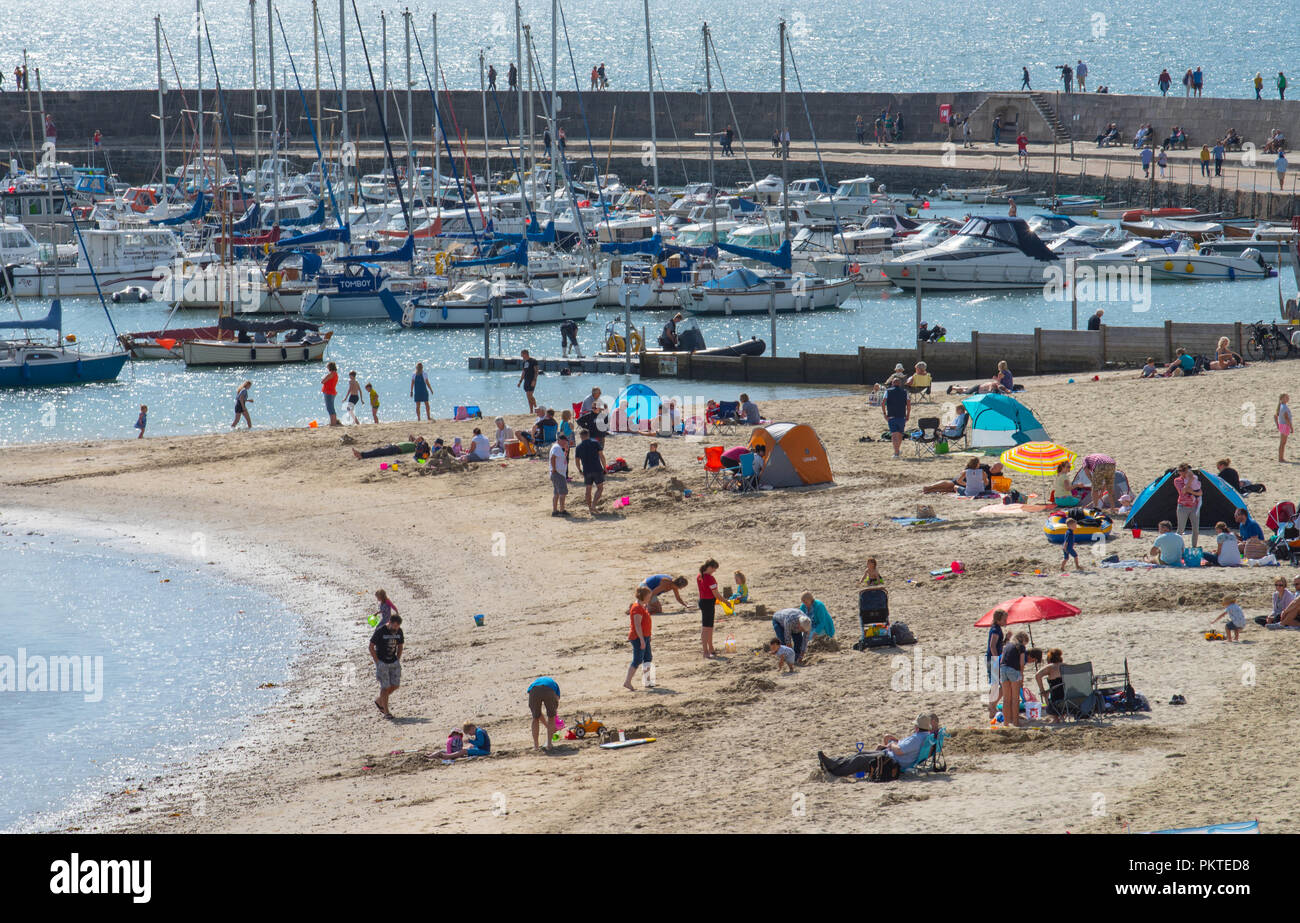 Lyme Regis, Dorset, Großbritannien. 15. September 2018. UK Wetter: Besucher und Einheimische genießen Sie warmen Sonnenschein und strahlend blauen Himmel in den Badeort Lyme Regis auf einem anderen glorreichen September Wochenende. Credit: Celia McMahon/Alamy leben Nachrichten Stockfoto