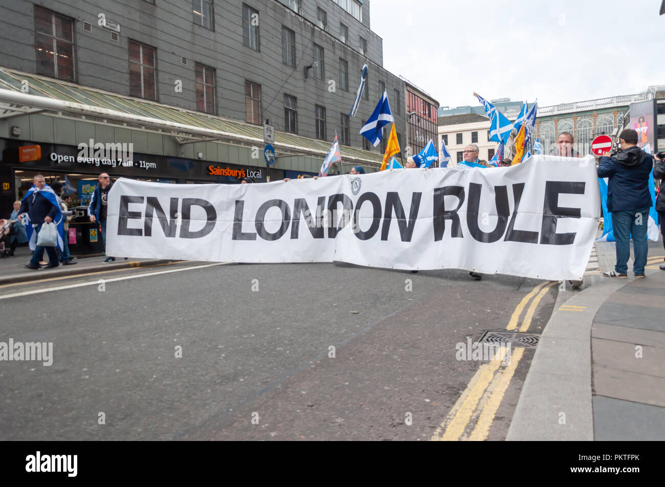 Glasgow, Schottland, Großbritannien. 15. September 2018. Ein Banner sagen End London Regel von Aktivisten für die schottische Unabhängigkeit marschieren durch die Straßen von Glasgow durchgeführt wird. Die Kundgebung wurde von der Gruppe Hoffnung über Furcht organisiert und mit dem Namen dieses Mal ist es ja. Der März war von der Gruppe Saor Alba organisiert und reiste von Clyde Ort durch die Stadt die Rallye auf dem George Square zu verbinden. Credit: Skully/Alamy leben Nachrichten Stockfoto