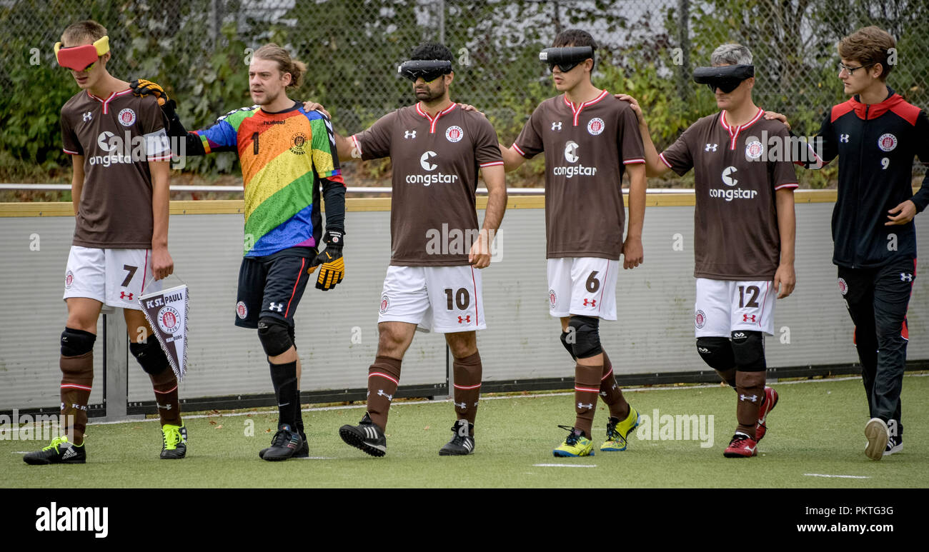 15 September 2018, Hamburg: serdal Celebi (3. von links), FC St. Pauli footballer für Blinde, kommt zu den 11 Blinden Fußball-Meister auf dem Gelände des Ausbildungszentrums für Blinde und Sehbehinderte am Borgweg mit dem Team. Celebi ist der erste blinde Fußball Spieler für das "Tor des Monats" der ARD Sportschau nominiert zu werden. Foto: Axel Heimken/dpa Stockfoto