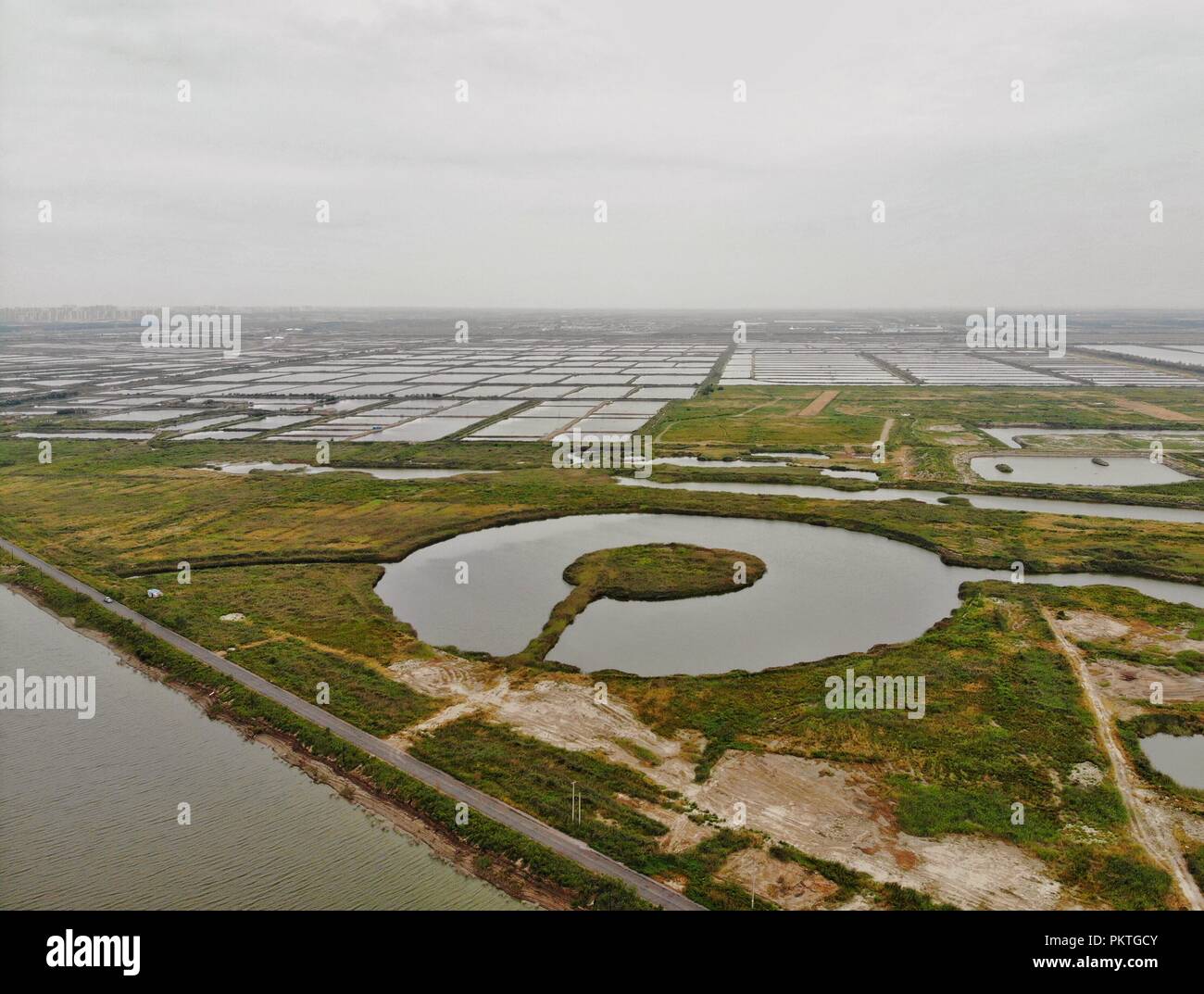 Caofeidian. 15 Sep, 2018. Luftaufnahme auf Sept. 15, 2018 zeigt die Landschaft des Caofeidian Feuchtgebiet und Vögel Naturpark im Norden Chinas Provinz Hebei. Zwei Verletzte orientalische Weißstörche wird bald in die Wildnis auf ihre vollständige Wiederherstellung freigegeben werden. Die beiden Vögel wurden gerettet, die von der Verwaltung des Naturpark im Oktober 2017. Die orientalischen Weißstörche sind als gefährdete Art, unter erstklassigen nationalen Schutz werden aufgelistet. Quelle: Xing Guangli/Xinhua/Alamy leben Nachrichten Stockfoto