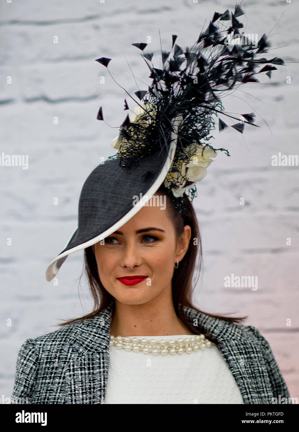 Dublin, DUB, USA. 15 Sep, 2018. September 15, 2018: High Fashion, modische Hüte und hochpreisigen Vollblüter die Szene, wie die Fans auf die irische Meister Stakes Tag an der Rennbahn Leopardstown am 15. September teilnehmen, 2018 in Dublin, Irland. Scott Serio/ESW/CSM/Alamy leben Nachrichten Stockfoto