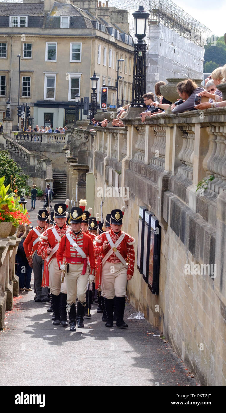 Badewanne, Großbritannien. 15. September 2018. Fans der Jane Austen versammeln sich in Regency Kleid durch die historische Stadt Bath zu Promenade. Die jährlichen Jane Austen Festival zieht Menschen aus aller Welt die berühmten romanciers Arbeit zu feiern. © JMF-News/alamy Leben Nachrichten Stockfoto