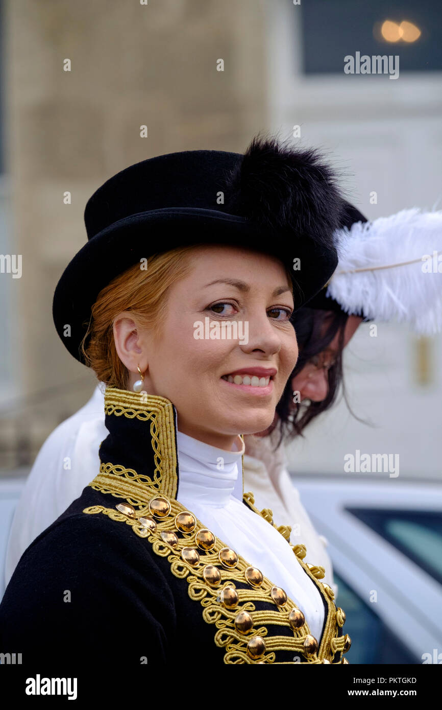 Badewanne, Großbritannien. 15. September 2018. Fans der Jane Austen versammeln sich in Regency Kleid durch die historische Stadt Bath zu Promenade. Die jährlichen Jane Austen Festival zieht Menschen aus aller Welt die berühmten romanciers Arbeit zu feiern. © JMF-News/alamy Leben Nachrichten Stockfoto