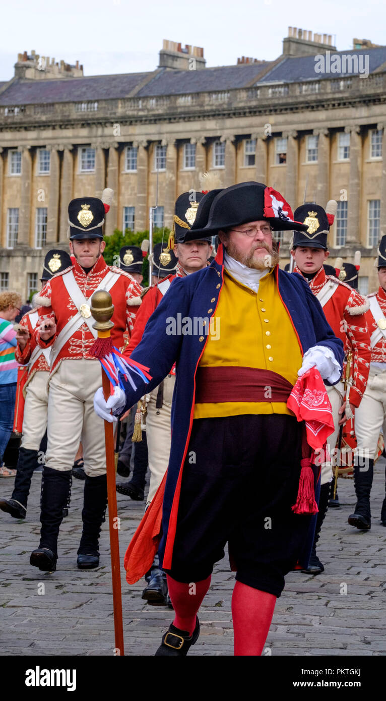 Badewanne, Großbritannien. 15. September 2018. Fans der Jane Austen versammeln sich in Regency Kleid durch die historische Stadt Bath zu Promenade. Die jährlichen Jane Austen Festival zieht Menschen aus aller Welt die berühmten romanciers Arbeit zu feiern. Die 33Rd Regiment von Fuß angezeigt werden © JMF-News/alamy Leben Nachrichten Stockfoto