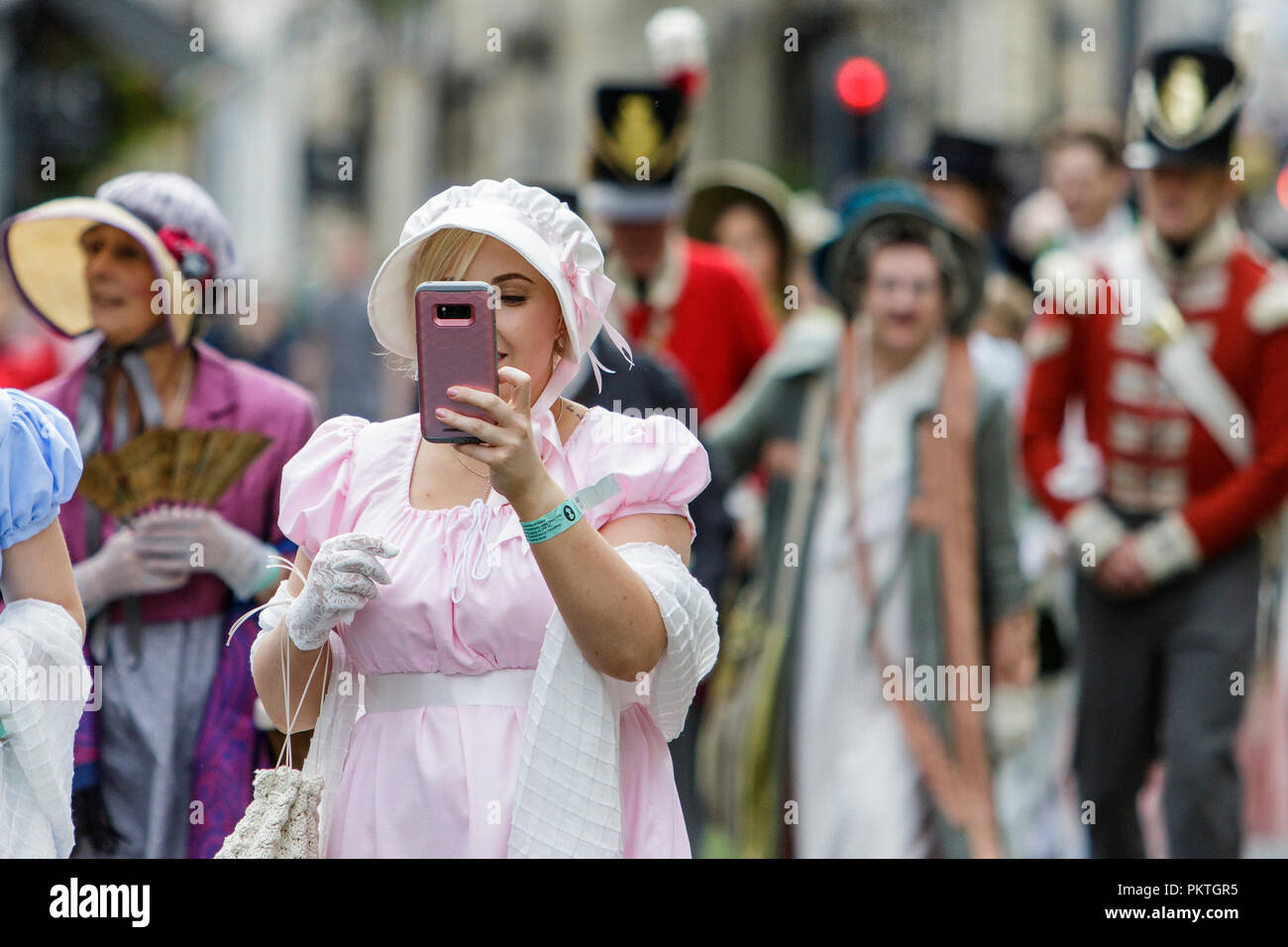 Badewanne, Großbritannien. 15 Sep, 2018. Jane Austen Fans sind abgebildet, die sich an der weltberühmten Grand Regency kostümierten Promenade. Die Promenade, Teil der Jane Austen Festival ist eine Prozession durch die Straßen von Bath, die Teilnehmer, die aus allen Teilen der Welt im 18. Jahrhundert Kleid Kostüm kommen. Credit: Lynchpics/Alamy leben Nachrichten Stockfoto