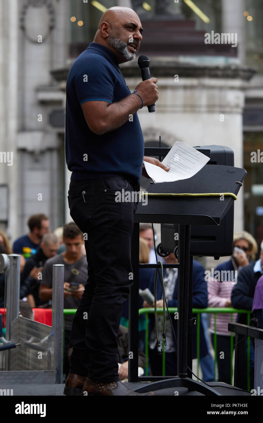 London, Großbritannien. 15. September 2018: Asad Rehman, Direktor des Anti-Armut Liebe Krieg wollen, sprechen bei der Finanzierung Rallye außerhalb der Royal Exchange in der Londoner City. Credit: Kevin Frost-/Alamy leben Nachrichten Stockfoto