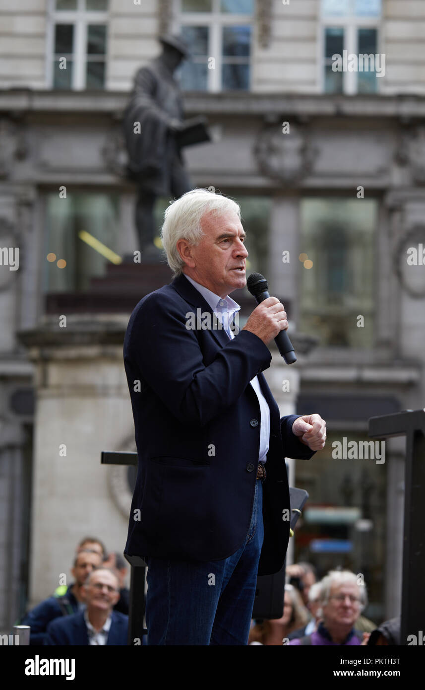 London, Großbritannien. - 15.September 2018: John McDonnell, der britischen Labour Partei Politiker und Schatten der Finanzminister in seiner Rede auf die Änderung der Finanzierung Rallye außerhalb der Royal Exchange in der Londoner City. Credit: Kevin Frost-/Alamy leben Nachrichten Stockfoto