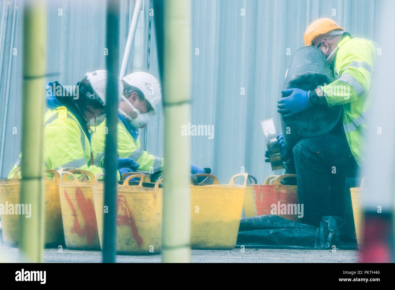 Aberystwyth Wales UK, am Samstag, den 15. September 2018 Polizei CSI (Crime Scene Investigation) Offiziere sieben durch Eimer von verkohlten Trümmern suchen forensische Beweise nach der Entdeckung der menschlichen Überreste in den Ruinen von Ty Belgrave House Hotel, das ganz in einem verheerenden Brand am 25. Juli 2018, 30-Jahre zerstört wurde - alte Damion Harris in Haft an der Swansea Crown Court Untersuchungshaft wurde mit Brandstiftung mit Absicht, das Leben zu gefährden. Foto © Keith Morris/Alamy leben Nachrichten Stockfoto