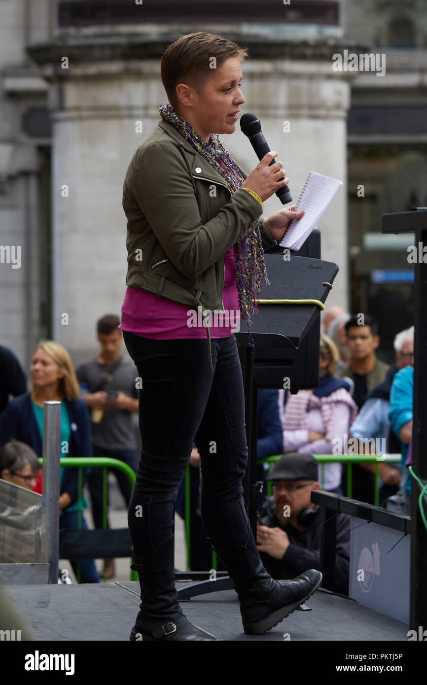 London, Großbritannien. - 15.September 2018: Kirsty Blackman, Scottish National Party Politiker und wirtschaftlichen Sprecher, die sich mit einer Menge an der Finanzierung Rallye außerhalb der Royal Exchange. Credit: Kevin Frost-/Alamy leben Nachrichten Stockfoto