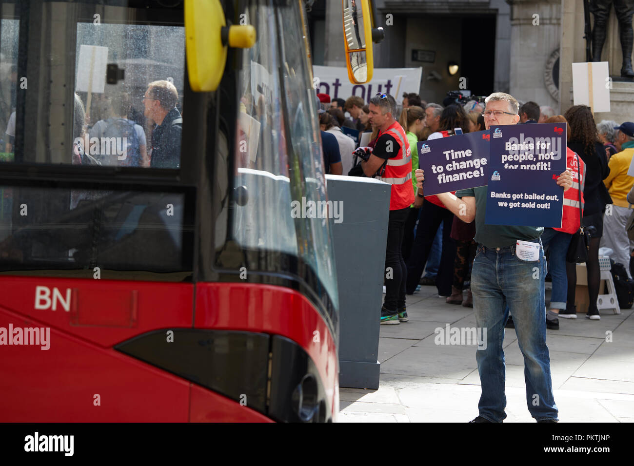 London, Großbritannien. - 15.September 2018: ein Demonstrant, Teil der Änderung der Finanzierung Rallye, hält Plakate an vorbeifahrenden Verkehr außerhalb der Bank von England. Credit: Kevin Frost-/Alamy leben Nachrichten Stockfoto