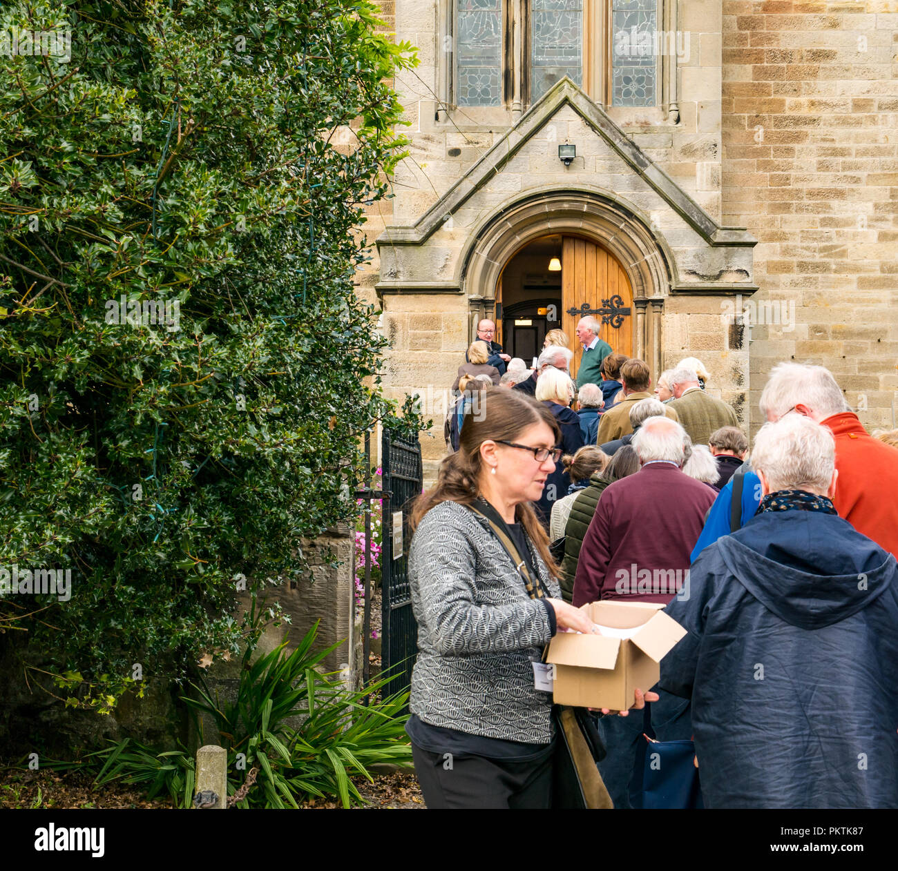 Gladsmuir Parish Church, Gladsmuir, East Lothian, Schottland, Großbritannien, 15. September 2018. Ein Konzert beim Lammermuir Festival in Gladsmuir. Die Leute stehen Schlange, um ins Konzert zu kommen und Programme zu kaufen Stockfoto