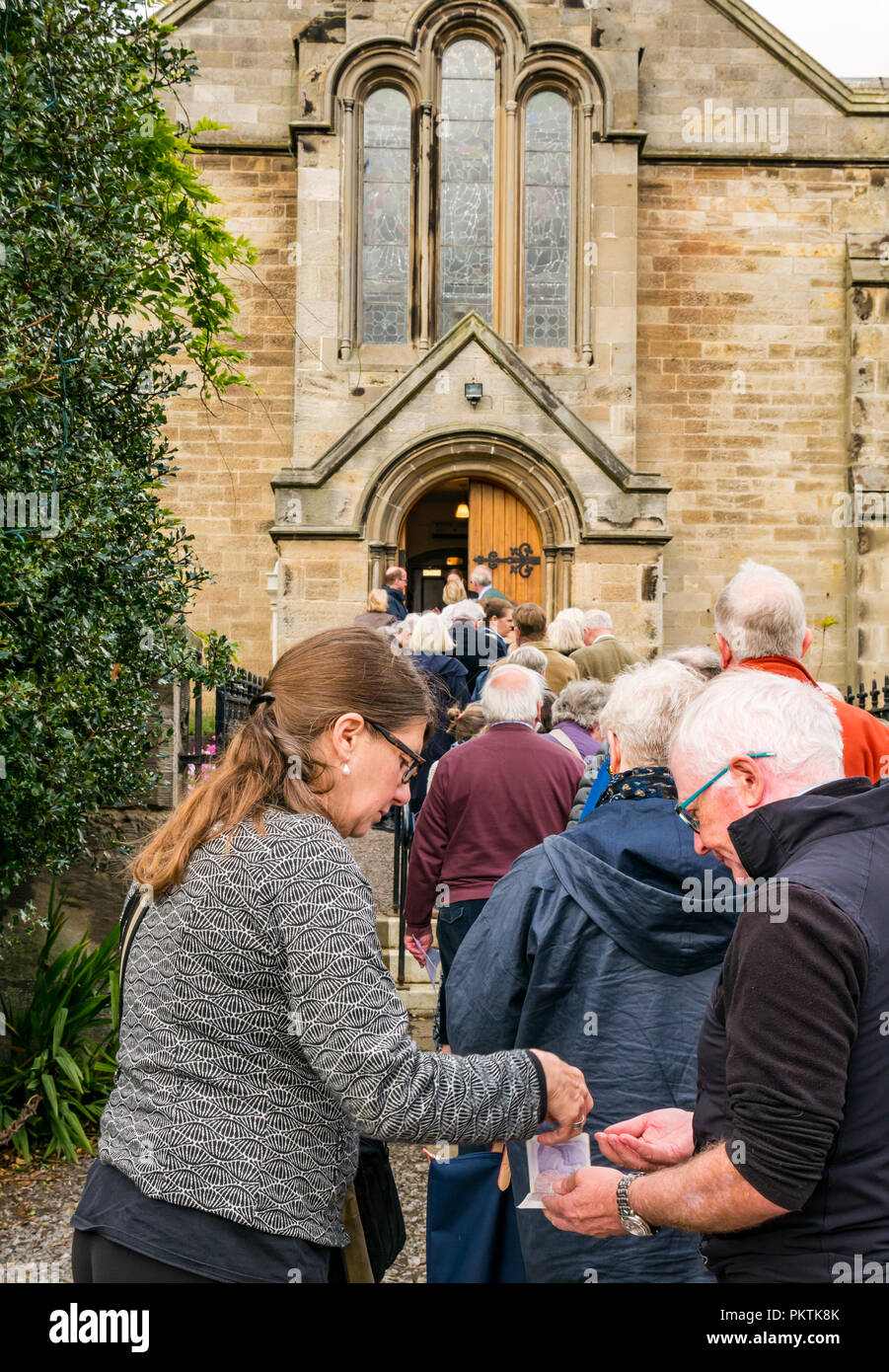 Gladsmuir Parish Church, Gladsmuir, East Lothian, Schottland, Großbritannien, 15. September 2018. Ein Konzert beim Lammermuir Festival in Gladsmuir. Die Leute stehen Schlange, um ins Konzert zu kommen und Programme zu kaufen Stockfoto