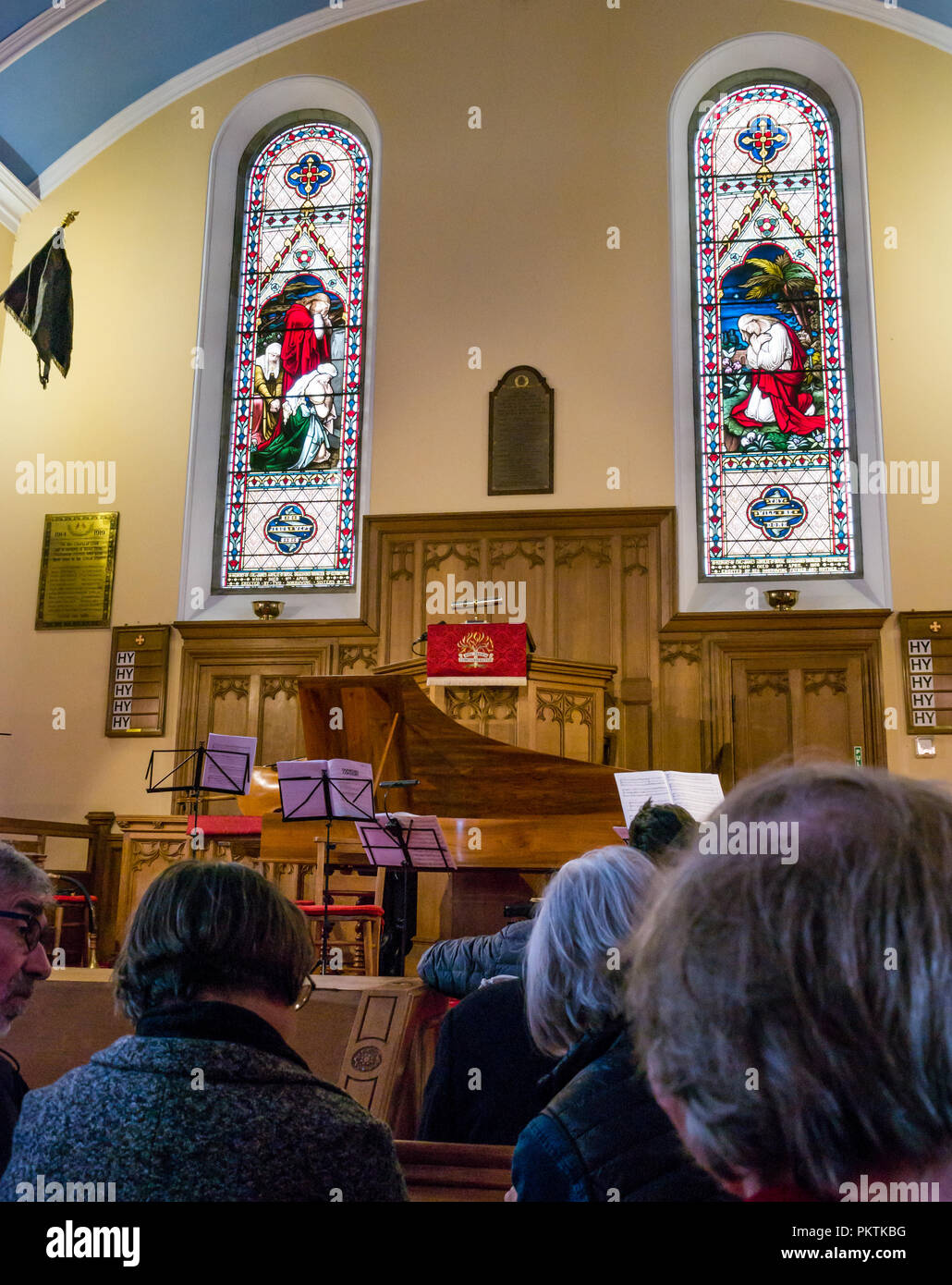 Gladsmuir Parish Church, East Lothian, Schottland, Großbritannien, 15. September 2018. Das Lammermuir Festival findet in einer Kirche statt, in der Col James Ainslie mit Buntglasfenstern bespielt ist. Konzertbesucher warten darauf, dass eine Aufführung beginnt Stockfoto