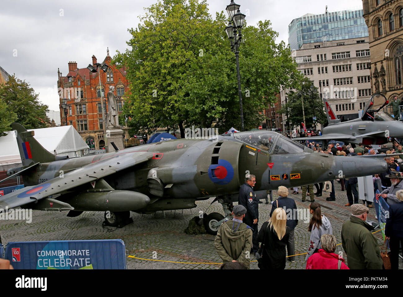 Manchester, Großbritannien. 15. Sep 2018. Harrier Pilot und Squadron Leader Bob Iveson wer hatte aus seinem Flugzeug auszuwerfen, und landete hinter den feindlichen Linien in den Falkland Inseln verbindet die Royal Air Force mit 100 Flugzeugen tour. Auch auf Anzeige auf dem Platz der Stadt sind die schnepfe Doppeldecker, Spitfire, Typhoon Replik und ein Lancaster vorderen Rumpf. Albert Square, Manchester, 15. September 2018 (C) Barbara Cook/Alamy leben Nachrichten Stockfoto