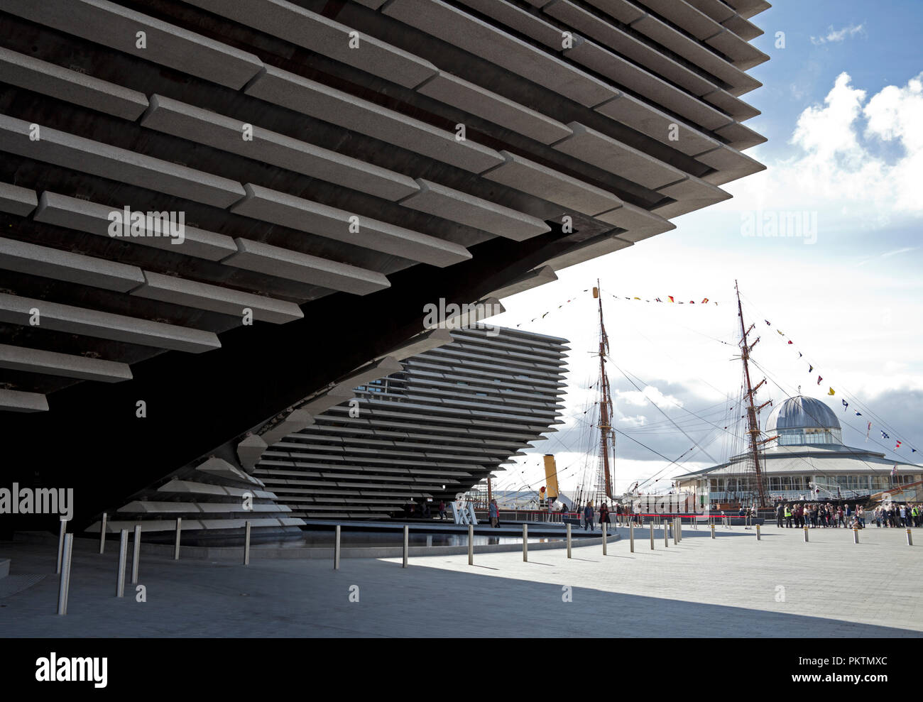 Dundee, Scotland, UK, 15. September 2018 öffnung Tag der V&A Design Museum, Mitglieder der öffentlichkeit Queuing für den Einstieg in die V&A Stockfoto