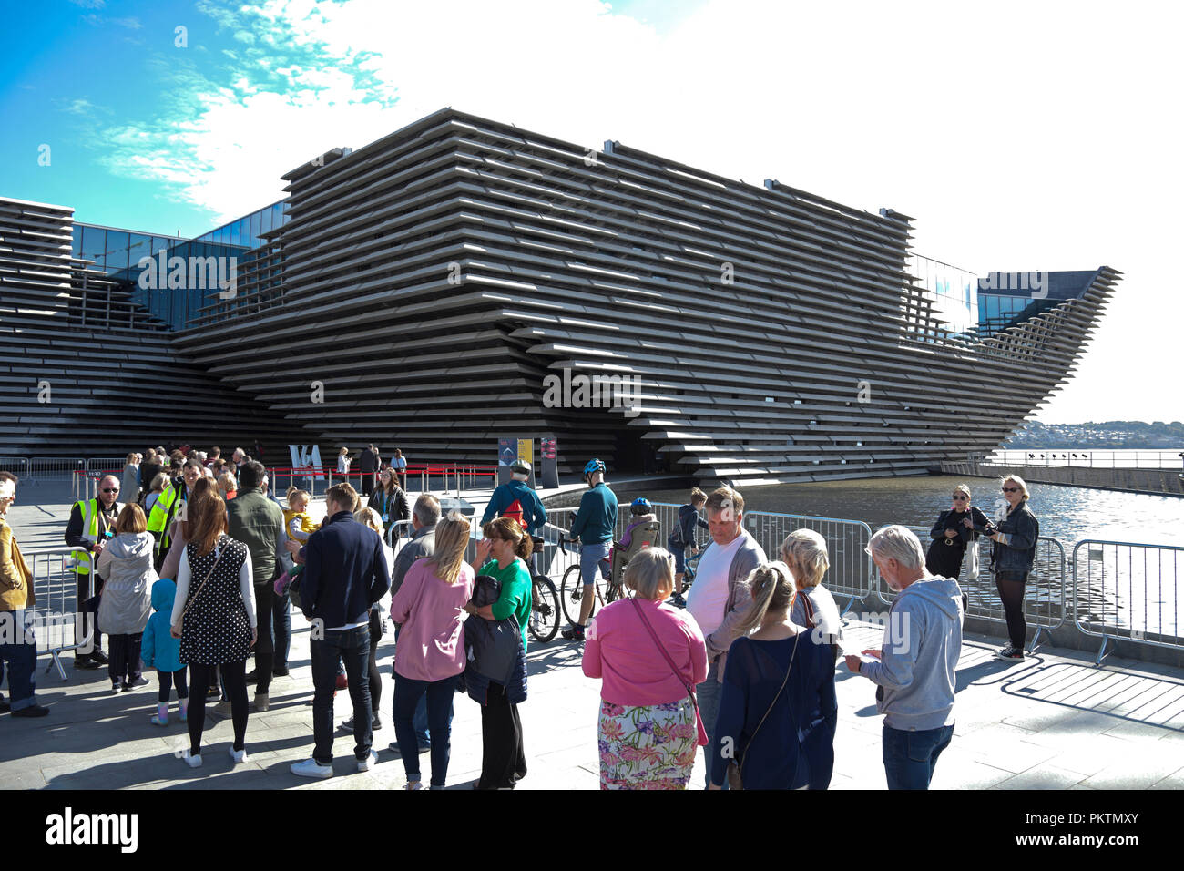 Dundee, Scotland, UK, 15. September 2018 öffnung Tag der V&A Design Museum, Mitglieder der öffentlichkeit Queuing für den Einstieg in die V&A Stockfoto