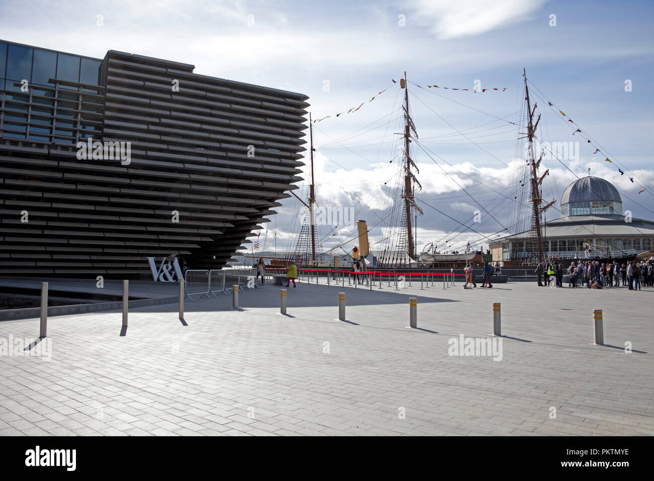 Dundee, Scotland, UK, 15. September 2018 öffnung Tag der V&A Design Museum, Mitglieder der öffentlichkeit Queuing für den Einstieg in die V&A Stockfoto