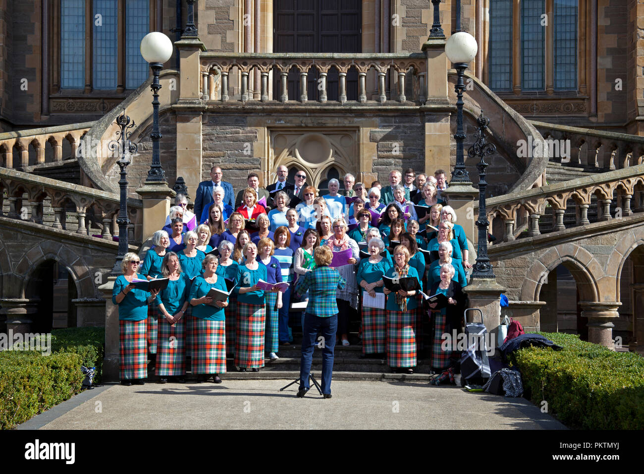 Dundee, Scotland, UK, 15. September 2018 öffnung Tag der V&A Design Museum, Mitglieder der Chor aus Dundee und Umgebung singen außerhalb McManus Kunstgalerie und Museum. Stockfoto
