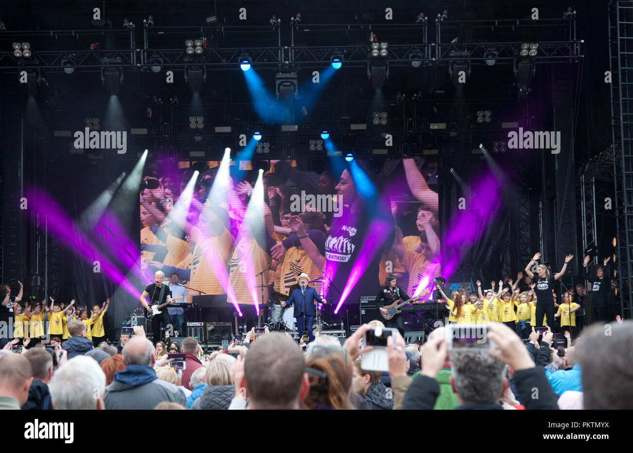 Dundee, Scotland, UK, 15. September 2018 öffnung Tag der V&A Design Museum, Feiern und Abschlusskonzert in Slessor Park mit Gary Clark mit Freunden. Stockfoto