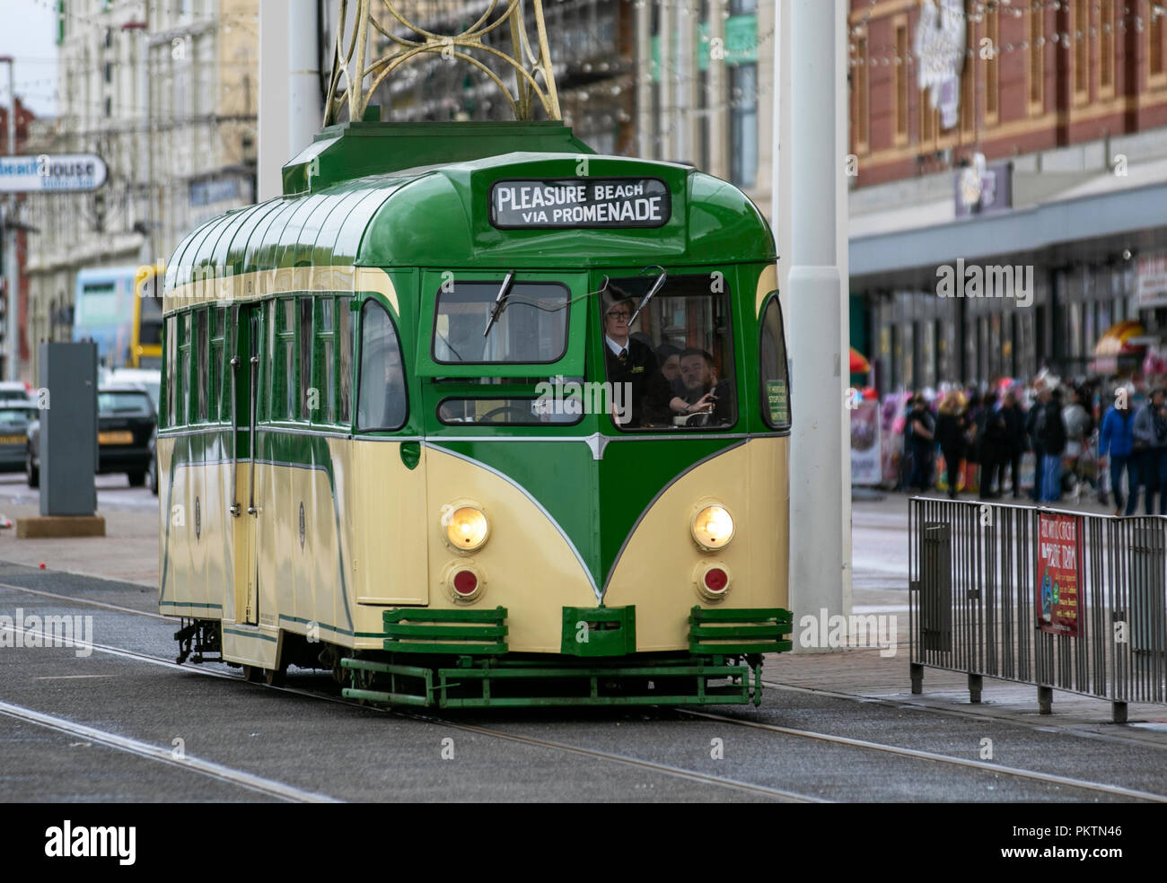 1939 30er Jahre Blackpool Boat 600 vintage Trolley Bus; April, 2019. Wetter in Großbritannien. An der Strandpromenade fahren weiterhin heiße Bedingungen fort, da die Heritage Trams von Fährpassagieren vergangener Zeiten verkehren. Stockfoto