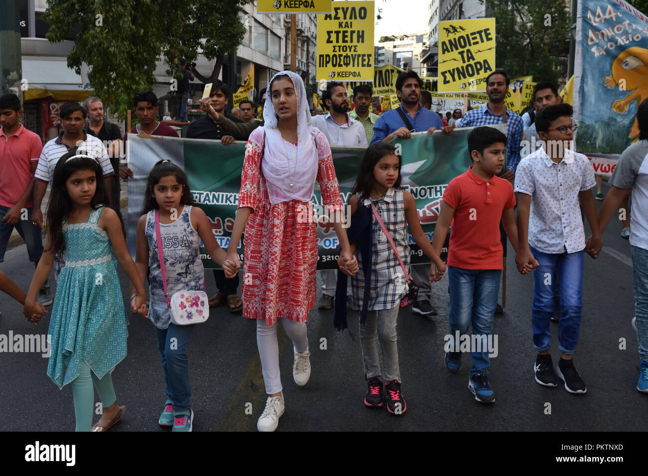 Athen, Griechenland. 15. September 2018. Kinder mit Migrationshintergrund nehmen an einer Demonstration gegen Rassismus fordert Asyl und Gehäuse für Flüchtlinge in Athen, Griechenland. Credit: Nicolas Koutsokostas/Alamy Leben Nachrichten. Stockfoto