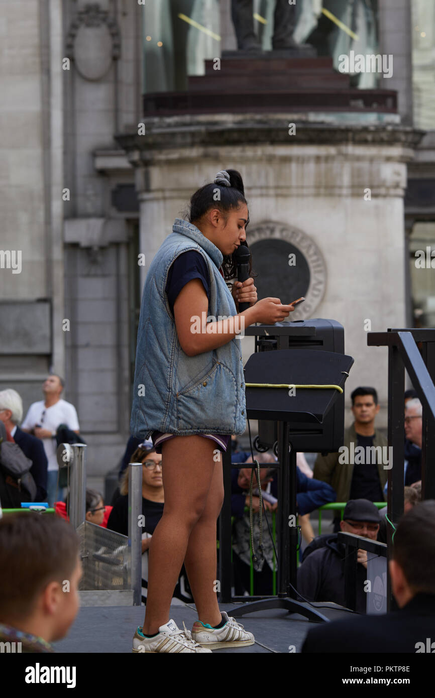 London, Großbritannien. 15. September 2018. Kelsey M der Britischen feministische Gruppe Schwestern Uncut auf die Änderung der Finanzierung Rallye außerhalb der Royal Exchange. Credit: Kevin Frost-/Alamy leben Nachrichten Stockfoto