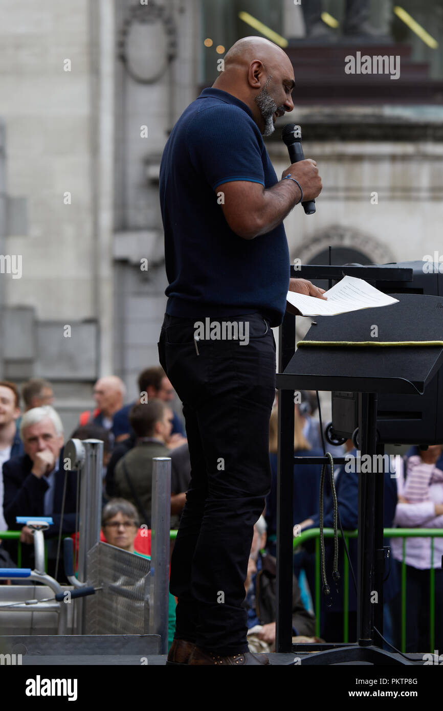 London, Großbritannien. 15. September 2018. Asad Rehman, Direktor des Anti-Armut Liebe Krieg wollen, sprechen bei der Finanzierung Rallye außerhalb der Royal Exchange in der Londoner City. Credit: Kevin Frost-/Alamy leben Nachrichten Stockfoto