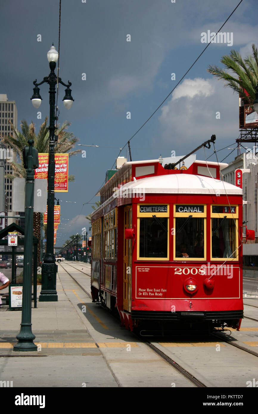 Typische Straßenbahn im historischen Zentrum von New Orleans. Stockfoto