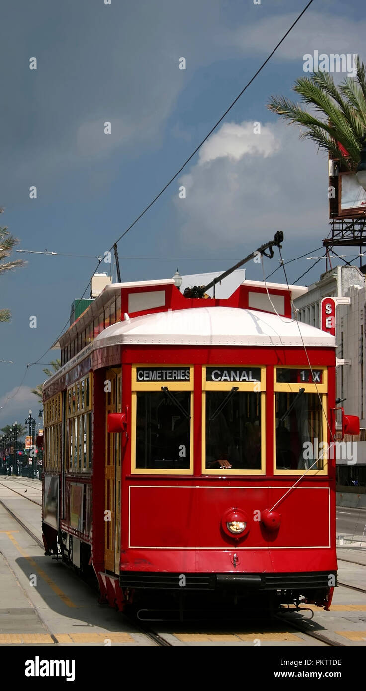 Typische Straßenbahn im historischen Zentrum von New Orleans. Stockfoto