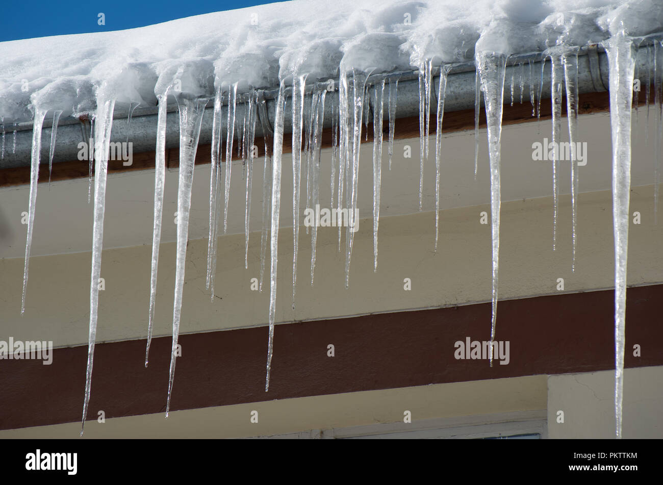 Gefährliche Eiszapfen in einem Haus Dach Stockfoto