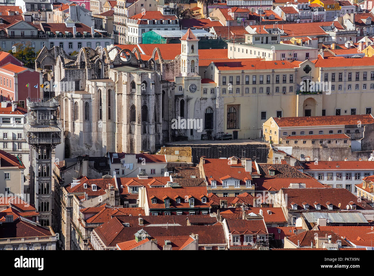 Carmo Kloster Ruinen, Aufzug Santa Justa Aufzug und orange oder die Dächer der historischen Viertel Baixa von Lissabon, Portugal. Stockfoto