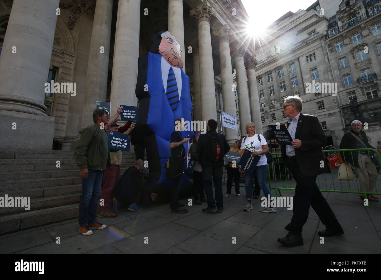 Die Demonstranten fordern Bankenreform auf einer Kundgebung zum 10. Jahrestag des Zusammenbruchs von Lehman Brothers und die Finanzkrise zu markieren, außerhalb der Royal Exchange Gebäude in der Londoner City. Stockfoto