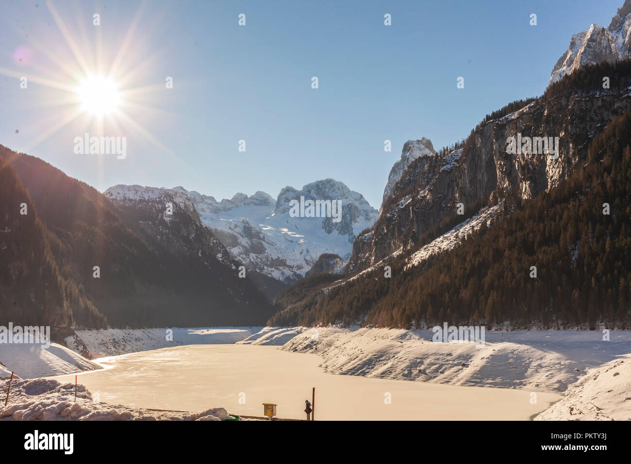 Winter Berglandschaft am Gosausee mit Dachstein, Österreich Stockfoto