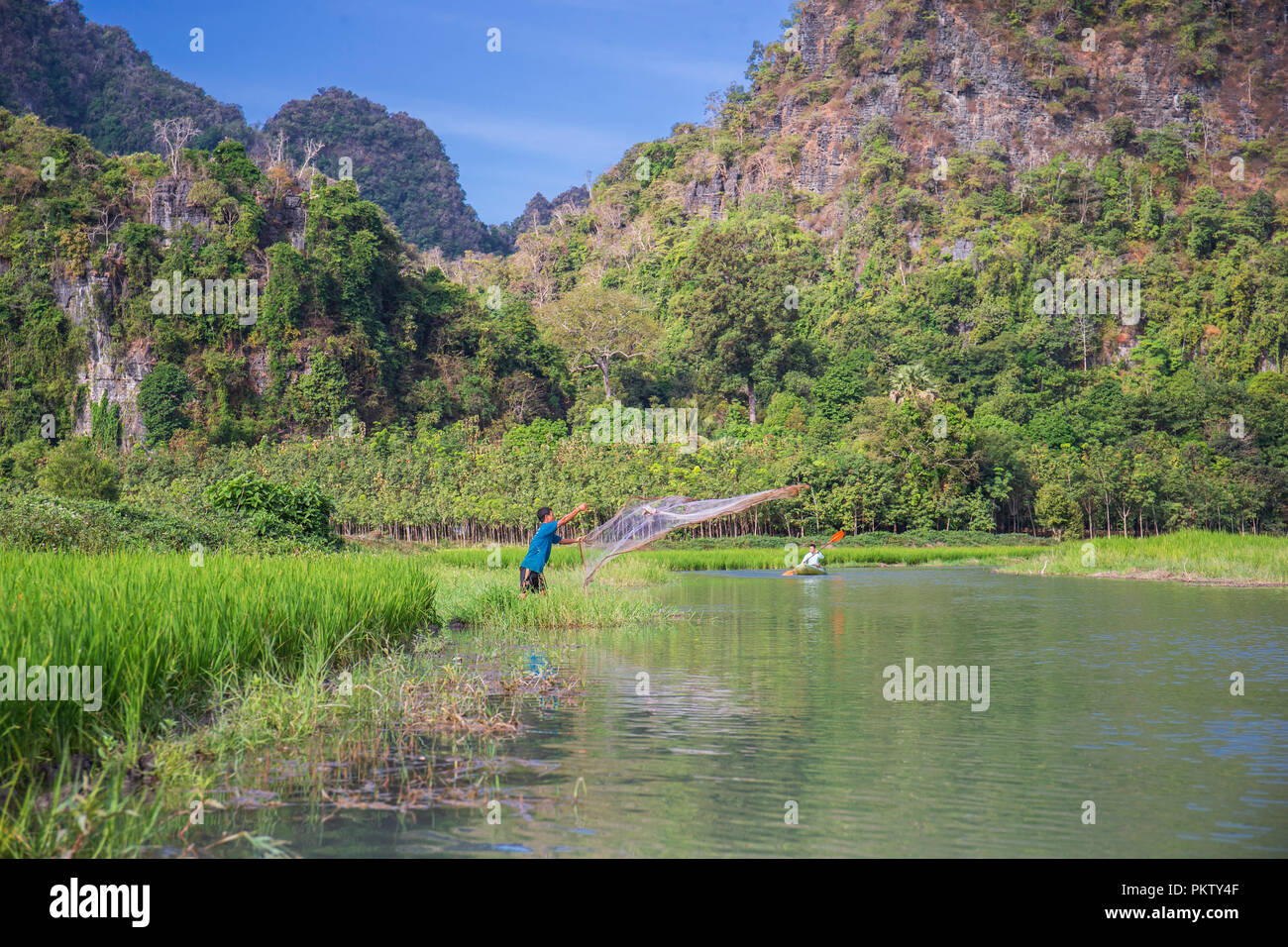 Fischer, Fische zu fangen, die in der Region Hpa-An Stockfoto