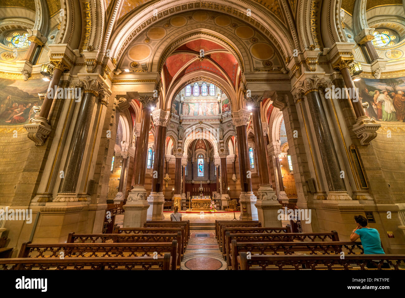 Innenraum der Basilika Saint-Sixte d'Ars, Wallfahrtskirche in Ars-sur-Formans, Auvergne-Rhone-Alpes, Frankreich Stockfoto