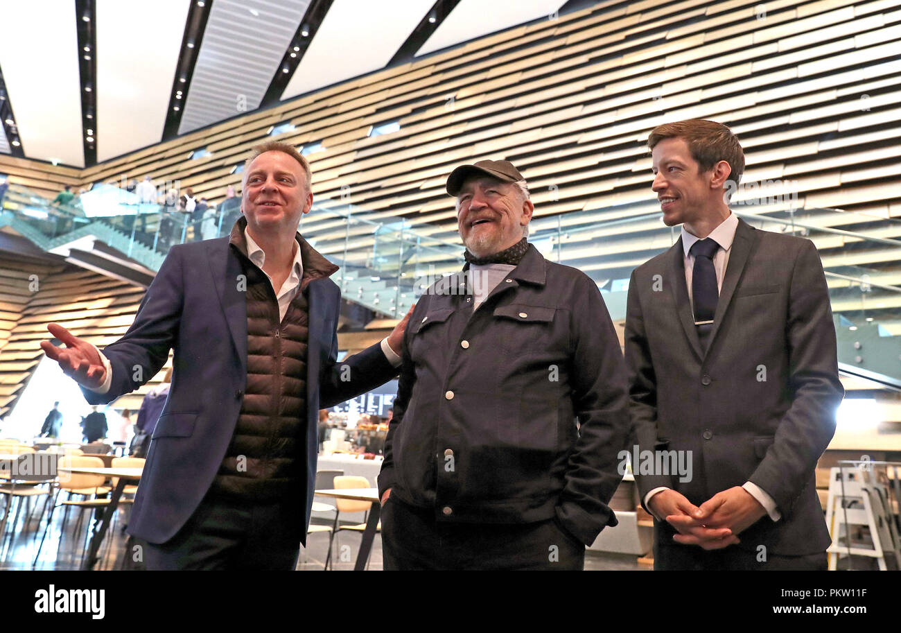 (Nach rechts) Schauspieler Brian Cox von Regisseur Philip Lange und Dundee City Council Leader John Alexander an der neuen V verbunden ist&amp Links; ein Dundee, wie die &Pound; 80,1 Mio. Museum öffnet offiziell an die Öffentlichkeit. Stockfoto