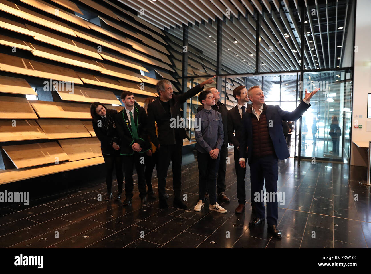 V&amp; ein Dundee Architekten Kengo Kumo (3. links) mit dem Regisseur Philip Lange und Dundee Stadtrat Führer John Alexander, neben jungen Leuten aus Durchbruch, der ist ein Dundee mentoring Nächstenliebe innerhalb des neuen V&amp; ein Dundee, & Pfund; 80,1 Mio. Museum, wie es offiziell für die Öffentlichkeit geöffnet. Stockfoto