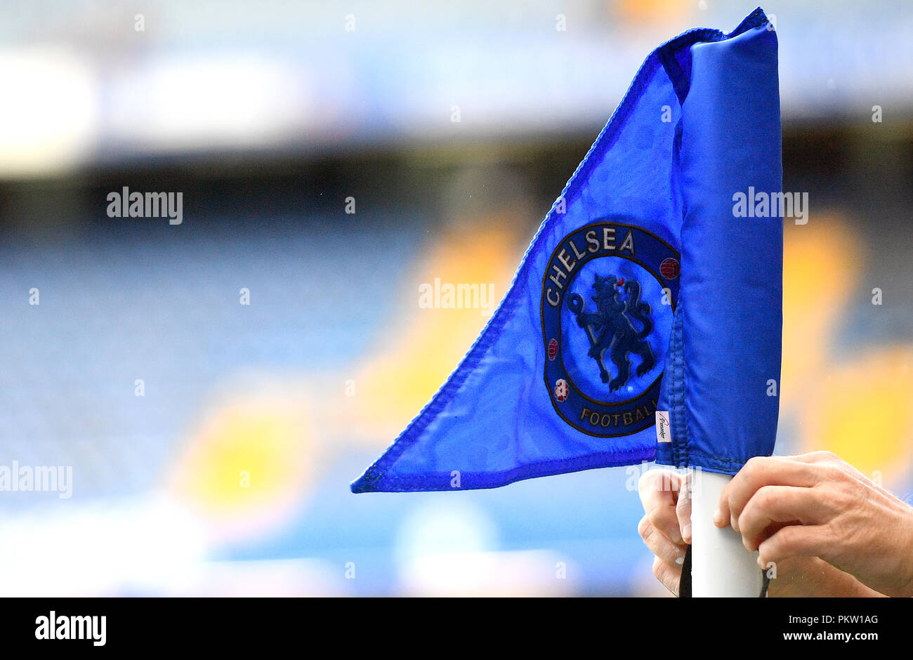 Eine allgemeine Ansicht der Fahne vor dem Spiel in der Premier League an der Stamford Bridge, London. PRESS ASSOCIATION Foto. Bild Datum: Samstag, September 15, 2018. Siehe PA-Geschichte Fussball Chelsea. Photo Credit: Victoria Jones/PA-Kabel. Einschränkungen: EDITORIAL NUR VERWENDEN Keine Verwendung mit nicht autorisierten Audio-, Video-, Daten-, Spielpläne, Verein/liga Logos oder "live" Dienstleistungen. On-line-in-Match mit 120 Bildern beschränkt, kein Video-Emulation. Keine Verwendung in Wetten, Spiele oder einzelne Verein/Liga/player Publikationen. Stockfoto