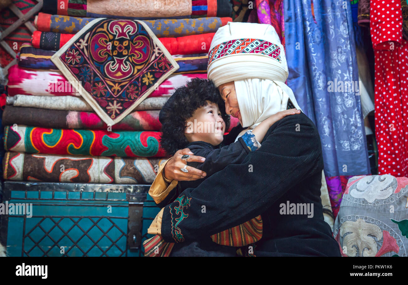 Kyrchyn, Kirgistan, 6. September 2018: kirgisischen Mutter und ihrem Sohn in ihre Heimat Jurte Stockfoto