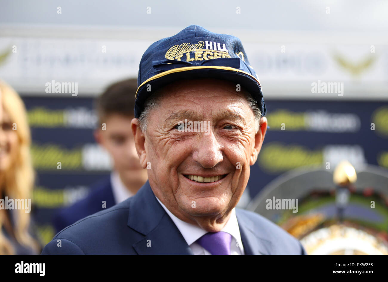 Inhaber von Kew Gardens Derrick Smith trägt den St Leger Kappe während Tag vier der 2018 William Hill St Leger Festival in Doncaster Racecourse, Doncaster. Stockfoto