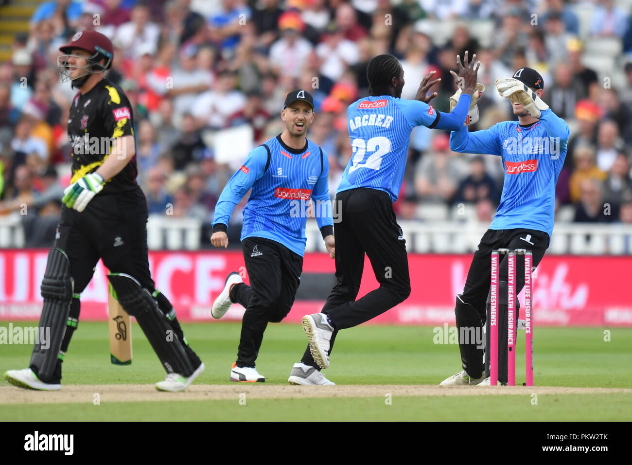 Sussex Haie Tymal Mühlen feiert wie Somerset von Steve Davies hinter während der Vitalität T20 Blast Semi Final Match auf der Finale Tag bei Edgbaston, Birmingham gefangen ist. Stockfoto